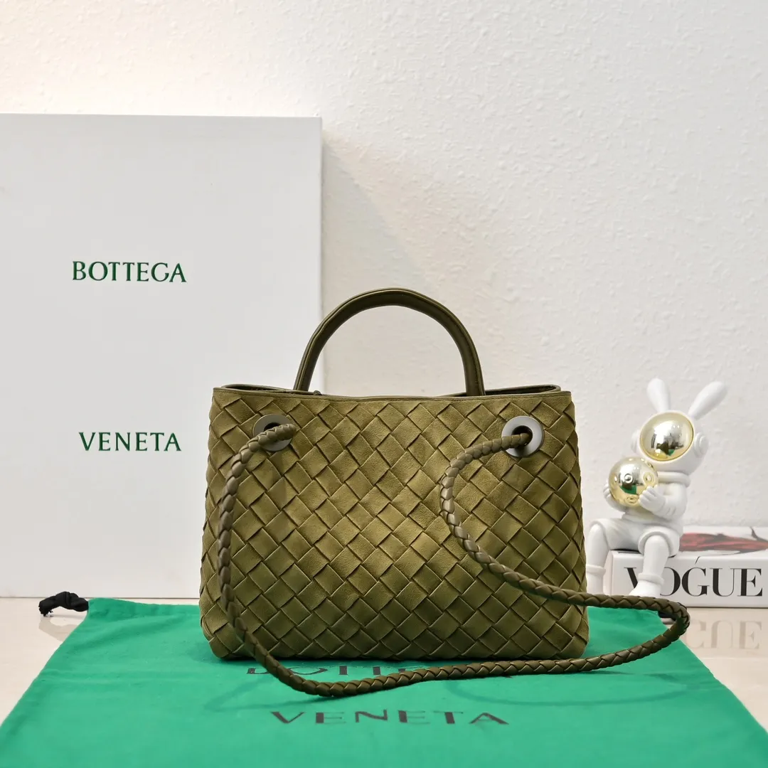The 2024 new Andiamo batch 1920 BV has been shipped‼ ️Really popular🔥The new Andiamo woven handbag launched by Bottega Veneta this season is really popular all over the world! ! Celebrities at home and abroad have worn it, and Oscar-winning actress Michelle Yeoh has taken it out on the street. Song Jia, Trai Yara, Yu Feihong, Sanji Ayaka, Rosie Hunting-Whiteley, Yoshioka Riho, etc. have all picked up this bag. It is classic and versatile, showing off its temperament, and the bag capacity is also large, which is very convenient for daily commuting! ! A variety of carrying methods, the shoulder straps can be adjusted by yourself, the original lambskin feels soft and delicate, and the neutral style is created to break gender boundaries and bring a more practical and longer-lasting use experience. Andiamo, which has both elegant and casual styles, perfectly interprets the true appearance of "fashionable old money style". Style number: 7463 (suede) Size: 25*22*10.5cm